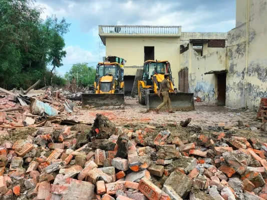 बाराबंकी : वन विभाग की जमीन पर बने हिस्ट्रीशीटर के मकानों पर चला बुलडोजर, अवैध कब्जे के खिलाफ हुई कार्रवाई
