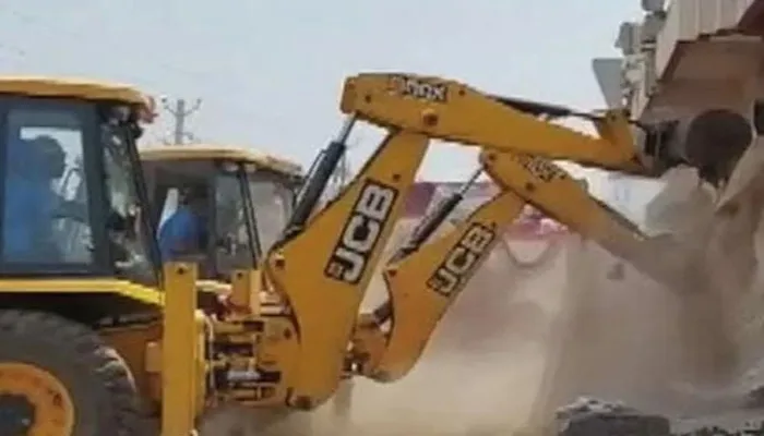 मेरठ : अवैध कालोनी पर चला बुलडोजर