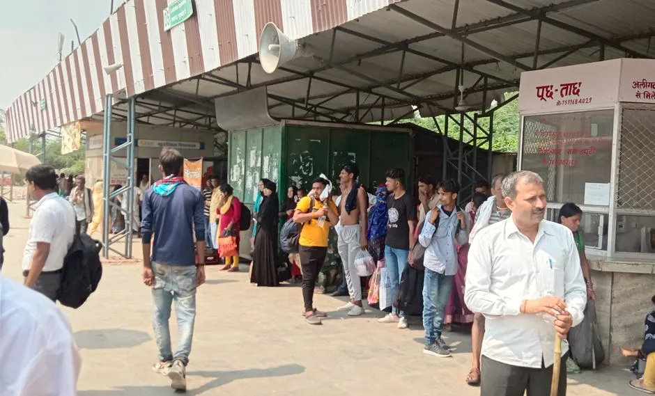 मथुरा: गोवर्धन के मुड़िया पूर्णिमा में लगीं 1000 बसें, नए बस स्टैंड से दूसरे स्थानों पर जाने के लिए घंटों करना पड़ रहा इंतजार