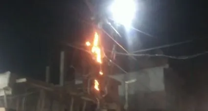 बरेली: कटरा चांद खां में मैरिज लॉन के सामने खंबे में लगी आग, मची अफरा-तफरी