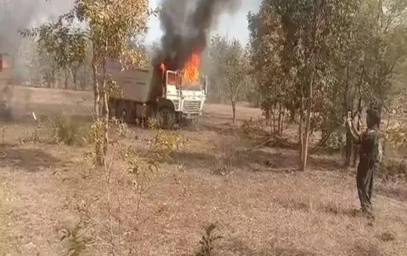 छत्तीसगढ़ में नक्सलियों ने दो वाहन और एक मशीन जलाई, मजदूरों को काम रोकने के लिए धमकाया