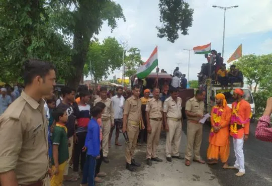 बरेली: संवेदनशील गांवों से निकली शांतिपूर्वक कांवड़ यात्रा, अधिकारियों ने ली राहत की सांस
