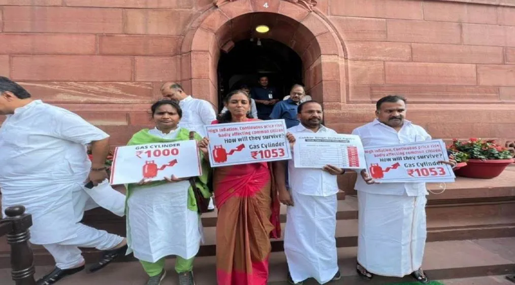 Monsoon Session: लोकसभा में प्रदर्शन करना पड़ा भारी, कांग्रेस के चार सांसदों को पूरे सत्र के लिए किया गया निलंबित