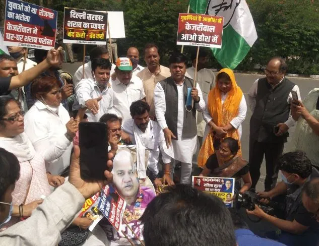 कांग्रेस ने केजरीवाल सरकार की आबकारी नीति के खिलाफ किया प्रदर्शन 
