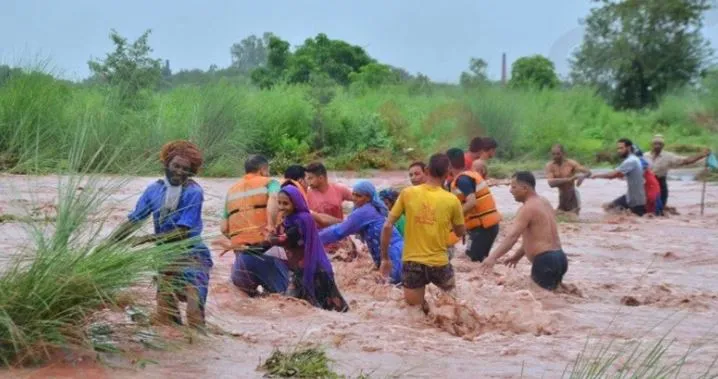 कठुआ: बाढ़ में फंसे 12 लोगों को बचाया गया