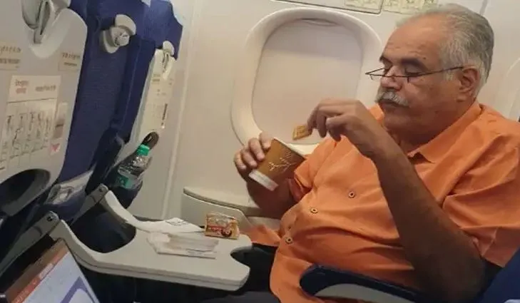 अरबपति के हर तरफ हो रहे चर्चे, हवाई यात्रा के दौरान खाते दिखे पांच रुपये वाला Parle-G, सोशल मीडिया पर वायरल