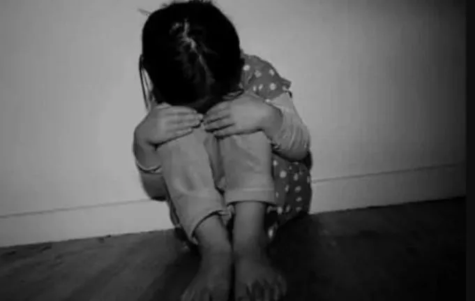 गोद ली हुई नौ साल की बेटी के साथ बर्बरता, बिस्तर गीला करने पर दी ऐसी सजा…जानकर कांप जाएगी आपकी रूह