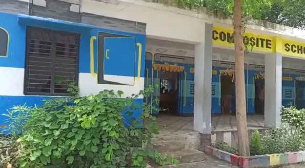 पीलीभीत का एक स्कूल ऐसा भी जहां ट्रेन की बोगी मे पढ़ते हैं बच्चे