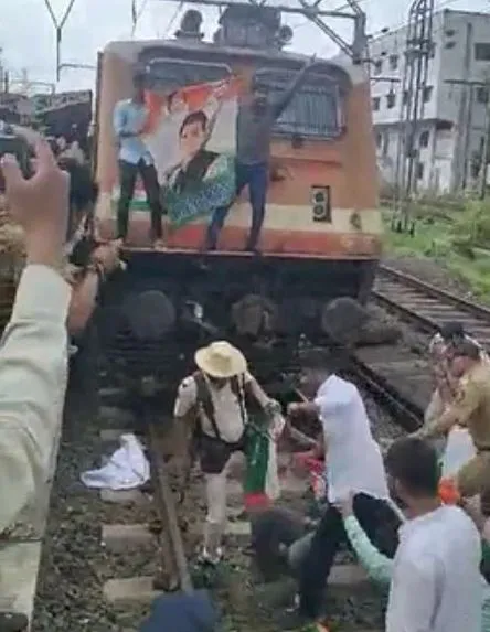 मुंबई: ईडी की सोनिया से पूछताछ के विरोध में युवा कांग्रेस कार्यकर्ताओं ने ट्रेन रोकने का किया प्रयास
