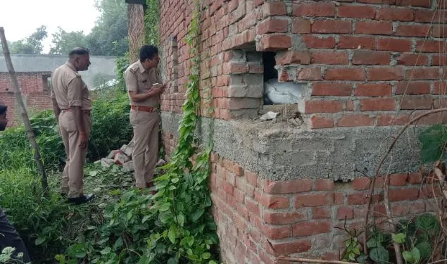 लखीमपुर-खीरी: पुलिस गश्त करती रही चोर खंगालते रहे दुकान और मकान