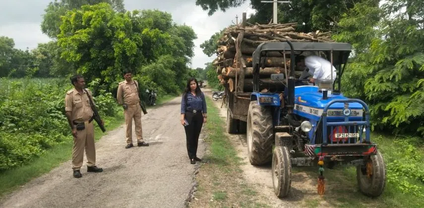 पीलीभीत: एक तरफ पौधरोपण, ठेकेदार कर रहे हरियाली का सफाया, एसडीएम ने पकड़ी ट्रैक्टर ट्राली