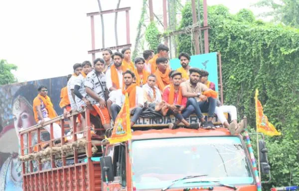 बरेली: बेखबर प्रशासन…जान जोखिम में डालकर वाहन की छत पर बैठ रहे कांवड़िए