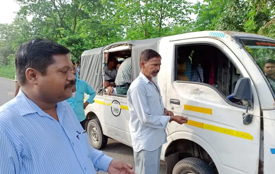 बदायूं: बीएसए ने रास्ते में रोका डग्गामार वाहन, चालक को चेतावनी