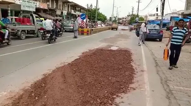 मथुरा: बरसात ने खोली निर्माण में बरती गईं खामियों की कलई, सड़क जगह-जगह से धंसी