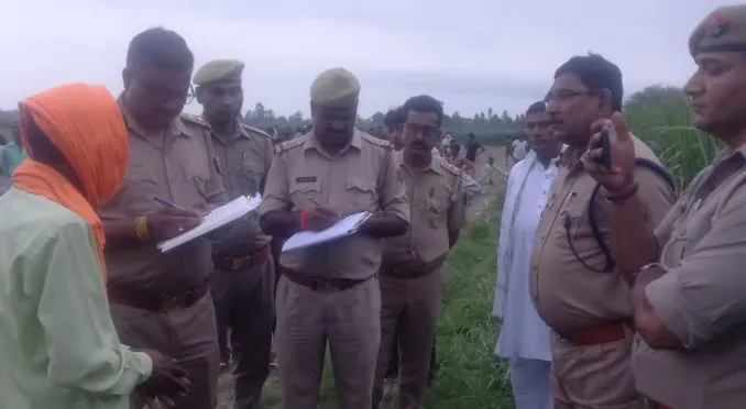 बदायूं: गन्ने के खेत में मिला महिला का सड़ा गला शव