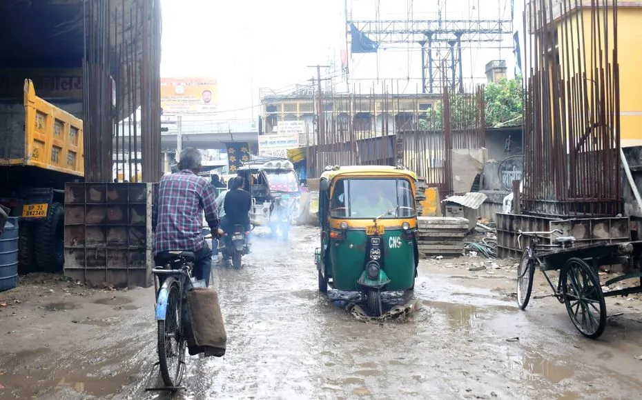 बरेली: निर्माण कार्य रुकने के बाद छोड़ी सड़क, फिसलकर चोटिल हो रहे लोग