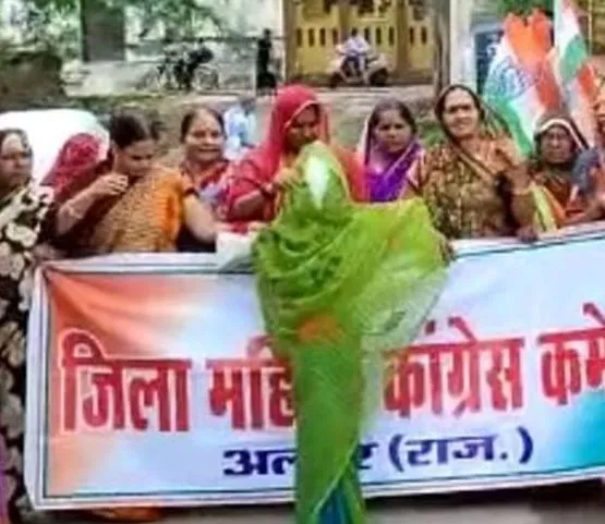 महिला कांग्रेस की कार्यकर्ताओं ने किया स्मृति ईरानी का पुतला दहन