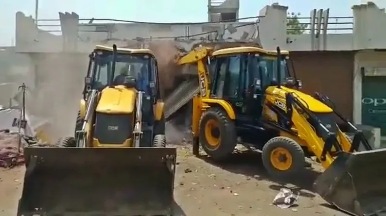 ऐतिहासिक जिला अभियंता कार्यालय भवन ढाहा गया, प्राचीन तिजोरी और घड़ी गायब