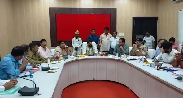 मथुरा में मंत्री के समक्ष खुल गई भ्रष्टाचार की पोल, जानें पूरा मामला