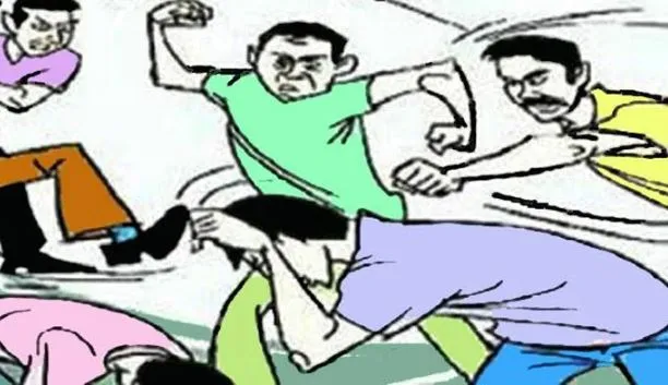पीलीभीत: भीड़ ने उतारा शोहदे के सिर चढ़ा आशिकी का खुमार, जमकर पीटा