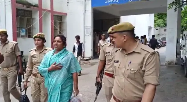 मथुरा: SSP कार्यालय के सामने महिला ने किया आत्महत्या का प्रयास, मचा हड़कंप