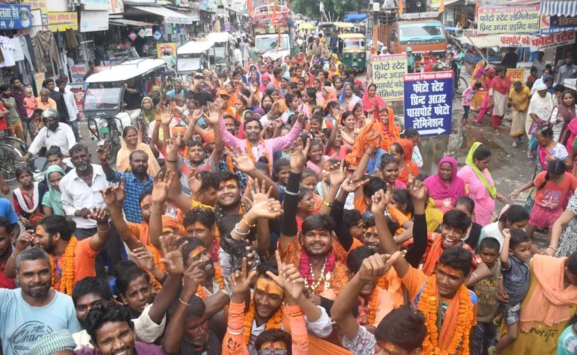 बरेली: सड़कों पर कांवड़ियों का लगा रेला, सोमवार को करेंगे जलाभिषेक