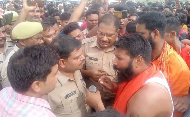 बदायूं: शर्मा डीजे के रास्ते को लेकर हाईवे पर जमकर हंगामा, पुलिस से नोकझोंक