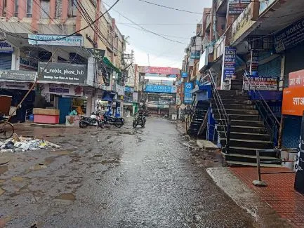 बरेली: झमाझम बारिश से मौसम हुआ सुहाना, बटलर प्लाजा मार्केट में पसरा सन्नाटा