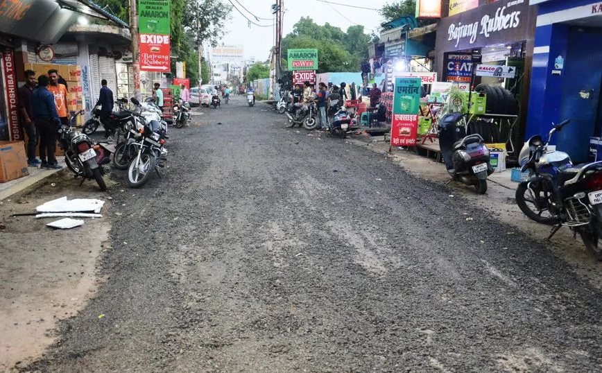 बरेली: बारिश में बनने वाली सड़क की उखड़ी बजरी में फिसल रहे वाहन