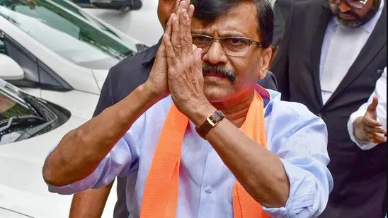 ईडी दफ्तर पहुंचे संजय राउत, कहा- झुकेंगे नहीं, आप उसे हरा नहीं सकते जो कभी हार नहीं मानता