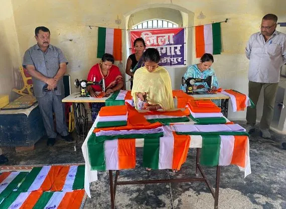 शाहजहांपुर: जेल में महिला और पुरुष बंदी तैयार कर रहे तिरंगा