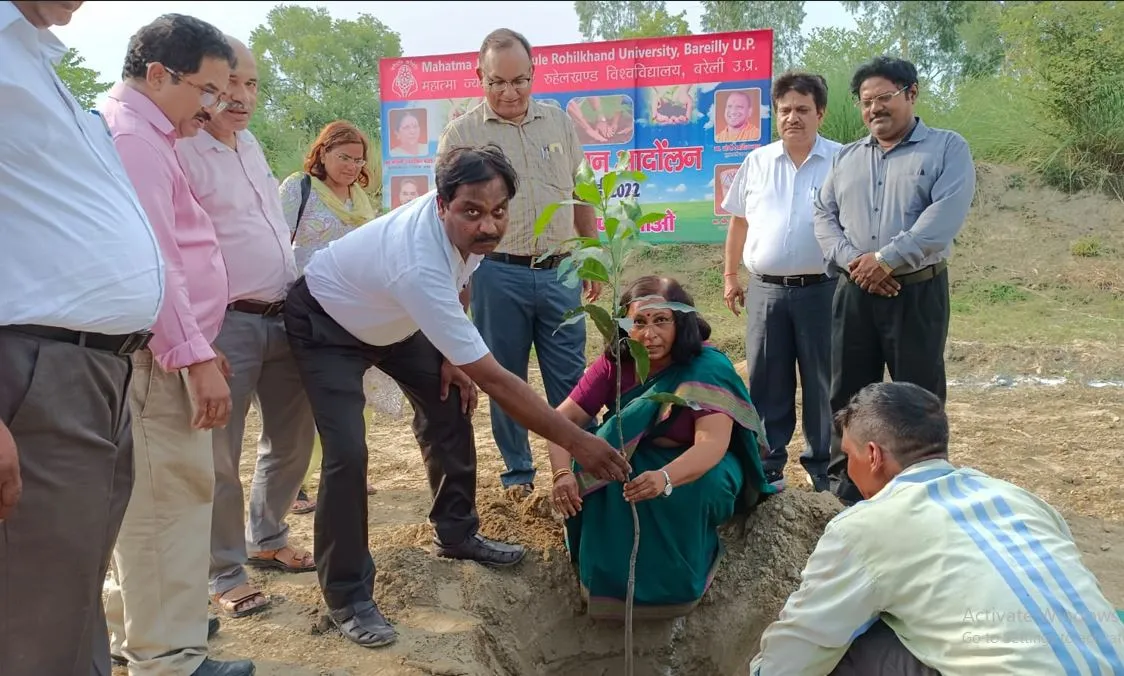 बरेली: विश्वविद्यालय परिसर में शिक्षकों ने रोपे पौधे