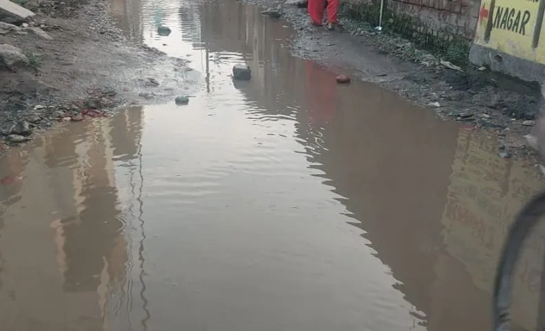 बरेली: कांवड़ियों के गुजरने वाले मार्गों पर गड्ढे और जलभराव