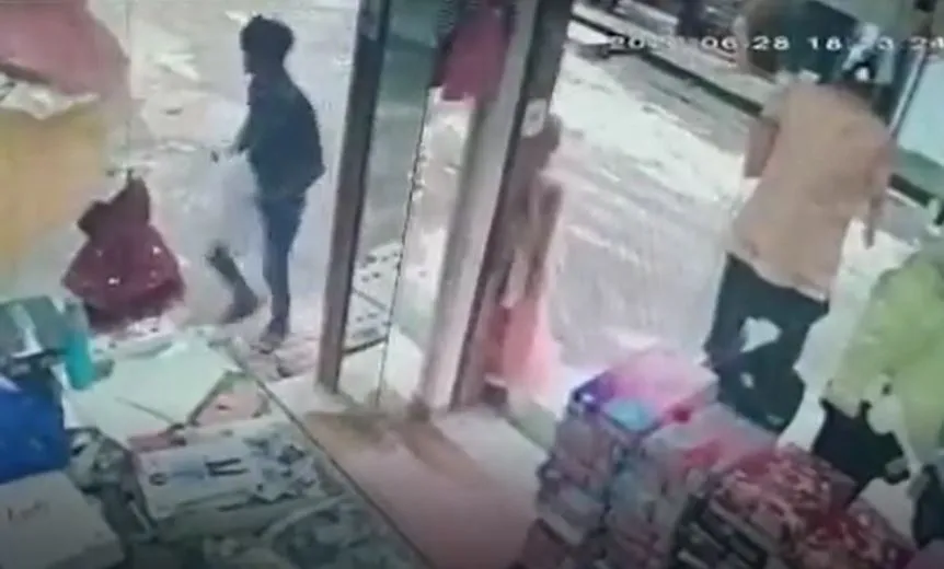 उदयपुर कांड: कन्हैयालाल की हत्या से जुड़ा CCTV फुटेज आया सामने, भागते दिखे आरोपी, मची अफरातफरी, देखें वीडियो