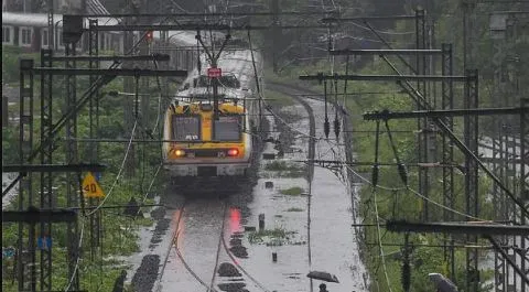 मुंबई में लगातार चौथे दिन भारी बारिश, लोकल ट्रेन सेवाओं में देरी