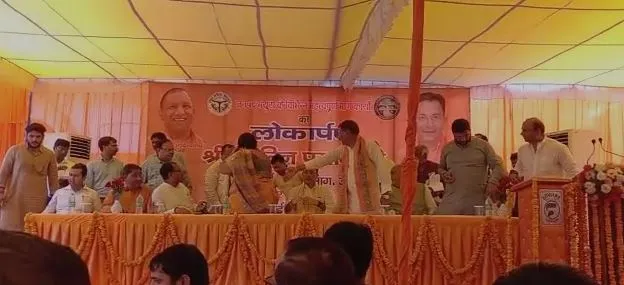 मथुरा: आखिर क्यों पार्टी के विधायकों ने छोड़ा मंच, जानें इसके पीछे की वजह