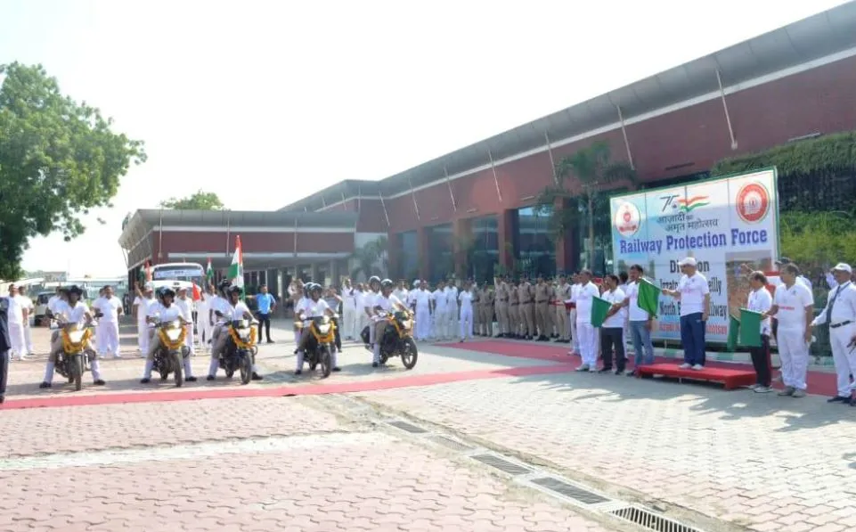 बरेली: मंडल रेल प्रबंधक ने अमृत महोत्सव के तहत बाइक रैली को किया रवाना