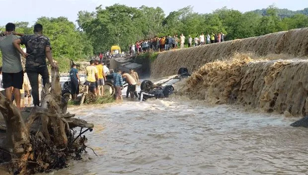 बारिश से उफनाई नदी में बह गई अर्टिगा, 9 लोगों की मौत