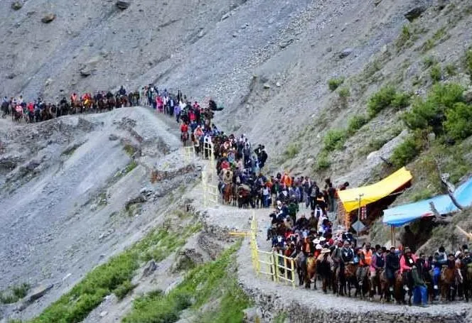 कड़ी सुरक्षा के बीच जम्मू से 6,100 से ज्यादा तीर्थयात्रियों का 10वां जत्था अमरनाथ के लिये रवाना