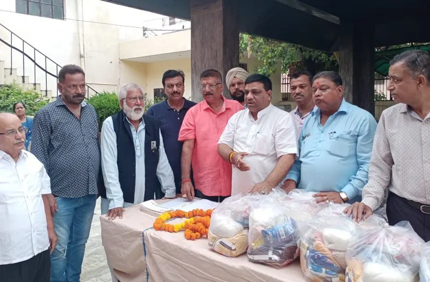 बरेली: राशन और पेंशन पाकर खिले महिलाओं के चेहरे