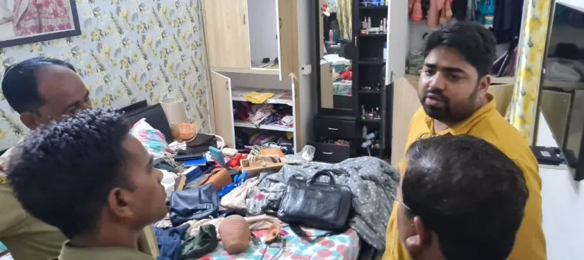 बरेली: जागेश्वर धाम गया था कारोबारी का परिवार, चोरों ने कर दिया घर से 32 लाख रुपए का सामान साफ, देखें VIDEO