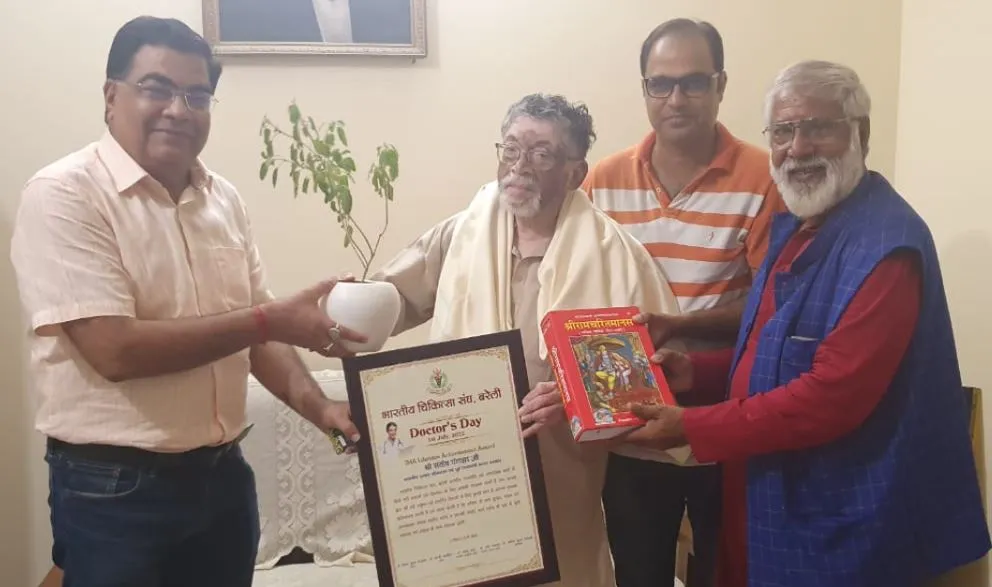 बरेली: आईएमए अध्यक्ष ने संतोष गंगवार को किया सम्मानित