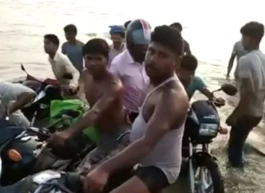 जलालाबाद: रामगंगा में ओवरलोड हुई नाव पलटी, हादसा बचा