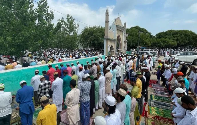 बरेली: मस्जिदों में अदा की गई ईद-उल-अजहा की नमाज, घरों में कुर्बानी का सिलसिला जारी