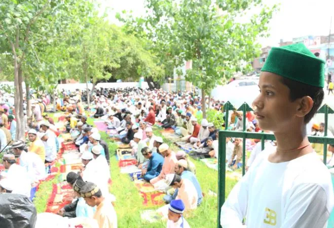 बरेली: ईदगाह में पढ़ी गई बकरीद की नमाज, ड्रोन से की जा रही निगरानी