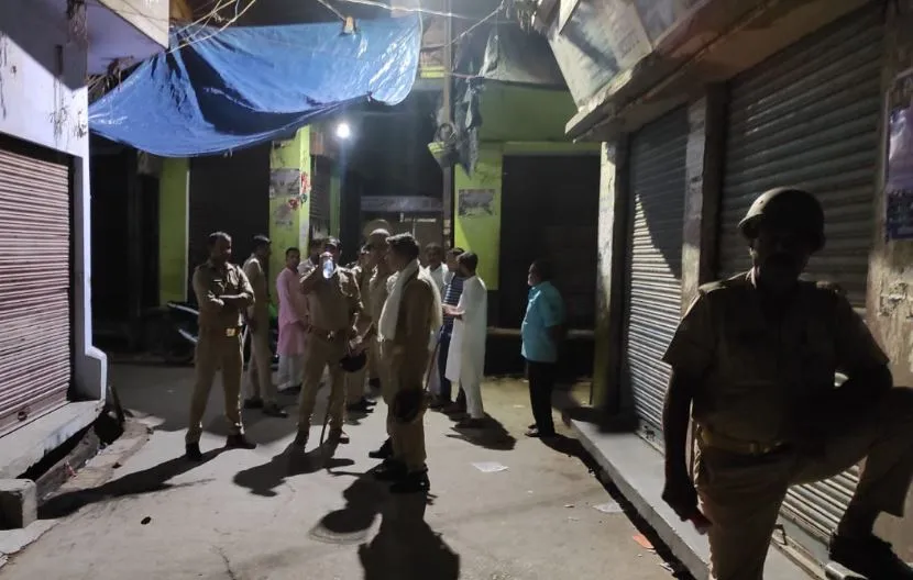 बिसौली: ग्राहक की बाइक को लेकर दुकान पर पथराव, पांच घायल