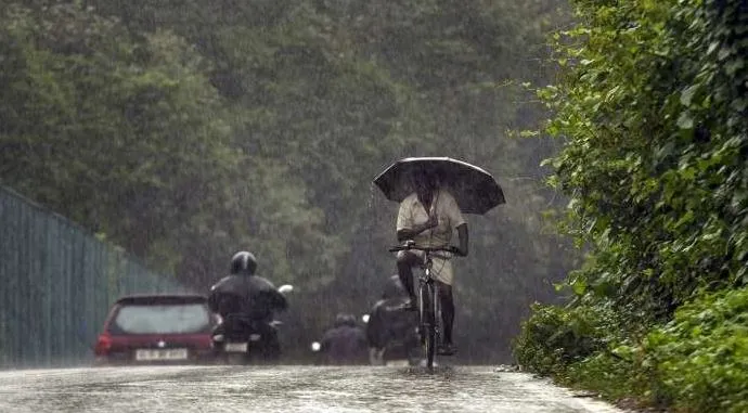 केरल में भारी बारिश, 11 जिलों में जारी येलो अलर्ट