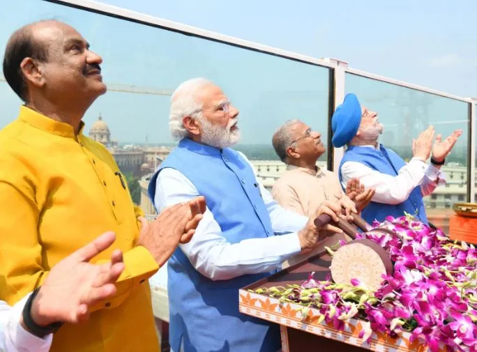नए संसद भवन की छत पर लगा विशाल अशोक स्तंभ, प्रधानमंत्री ने किया अनावरण