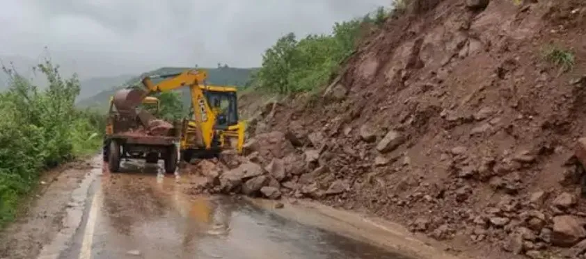 महाराष्ट्र में बाढ़ से बुरा हाल, भीमाशंकर मंदिर मार्ग पर भूस्खलन, कोई हताहत नहीं