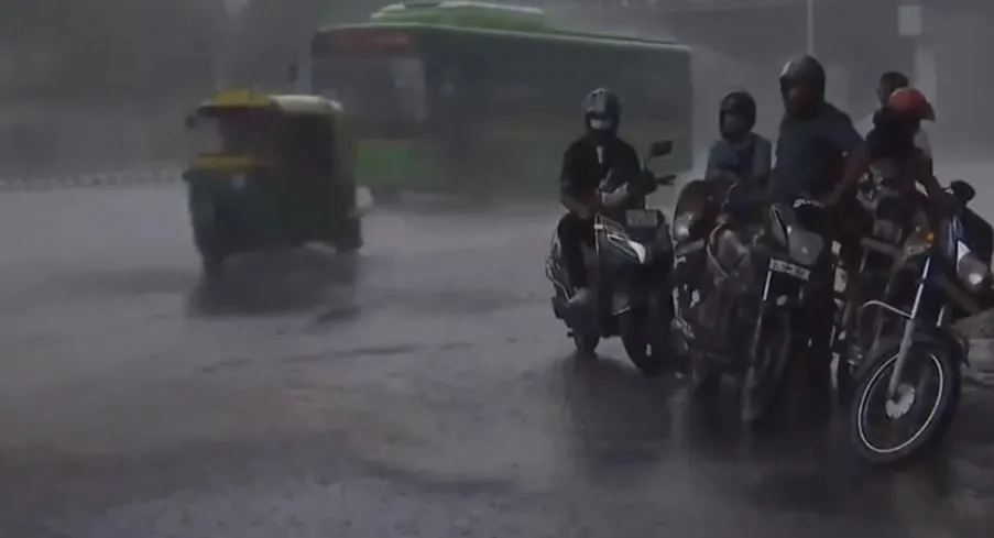 दिल्ली में बदला मौसम का मिजाज, गर्मी से मिली राहत, कई इलाकों में तेज बारिश